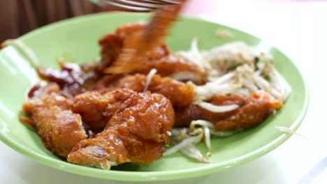 alas de pollo fritas crujientes en una vista superior del plato