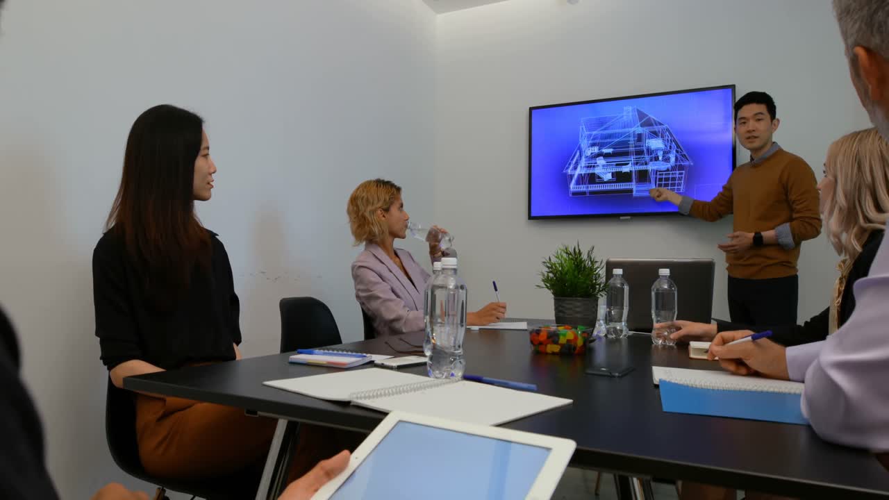 hombre de negocios dando una presentación en la sala de conferencias 4k