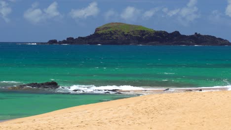 vista panorámica de una pequeña isla frente a la costa de una playa tropical hawaiana