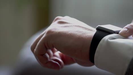 persona que lleva un reloj inteligente