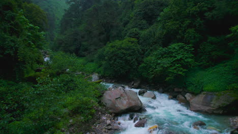 Drohnenflug,-Weißer-Fluss-Nepal,-Hügel,-Landschaften,-Malerische-Naturschönheit,-Felsen-Und-Felsbrocken,-Wald,-Religiös,-Frieden-Und-Ruhe-4k