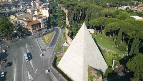 Der-Rückzug-Aus-Der-Luft-Zeigt-Die-Römische-Pyramide-Des-Caius-Cestius