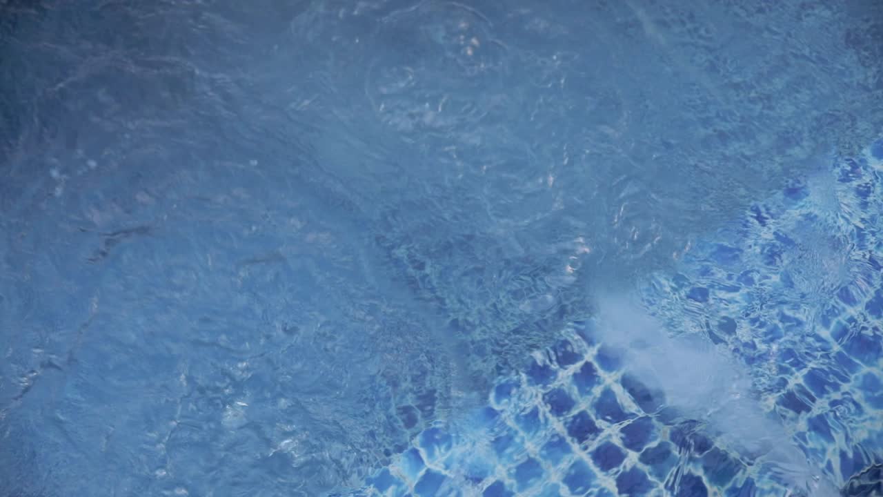 cerrar el agua de la piscina de jacuzzi con burbujas formándose