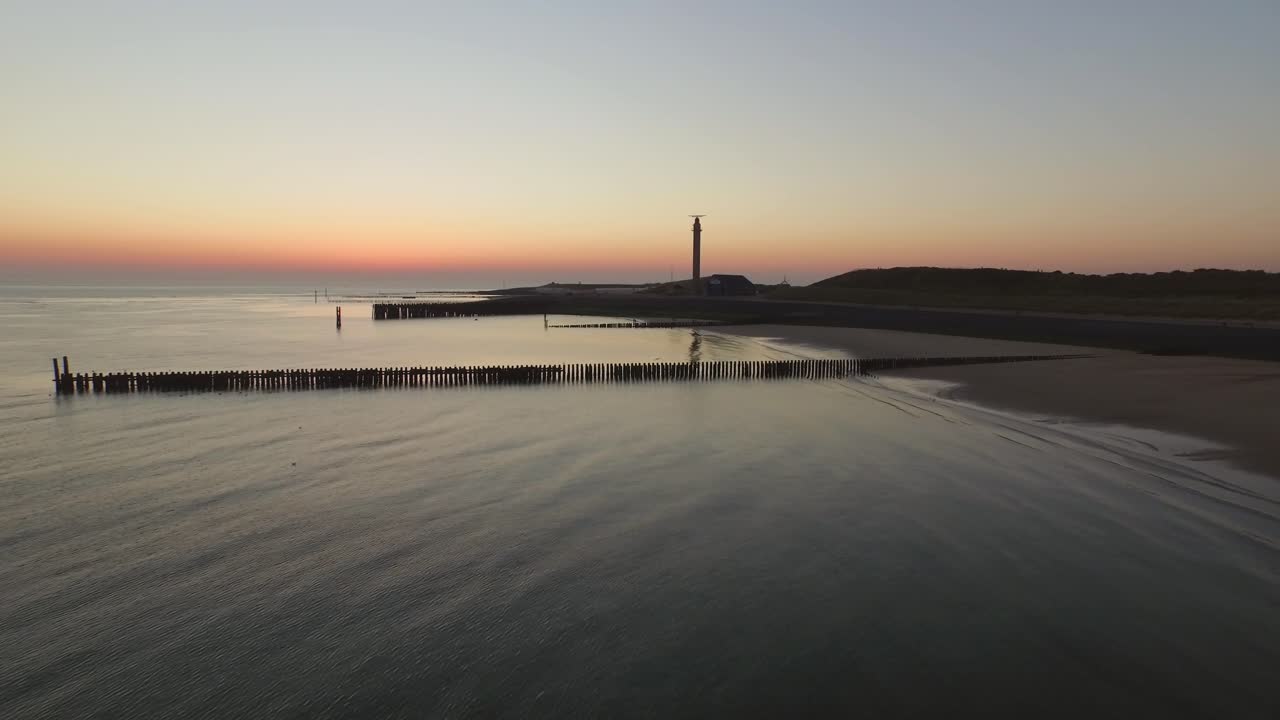 공중:네덜란드 웨스트카펠레 마을 근처 일몰의 부두, 해변, 등대