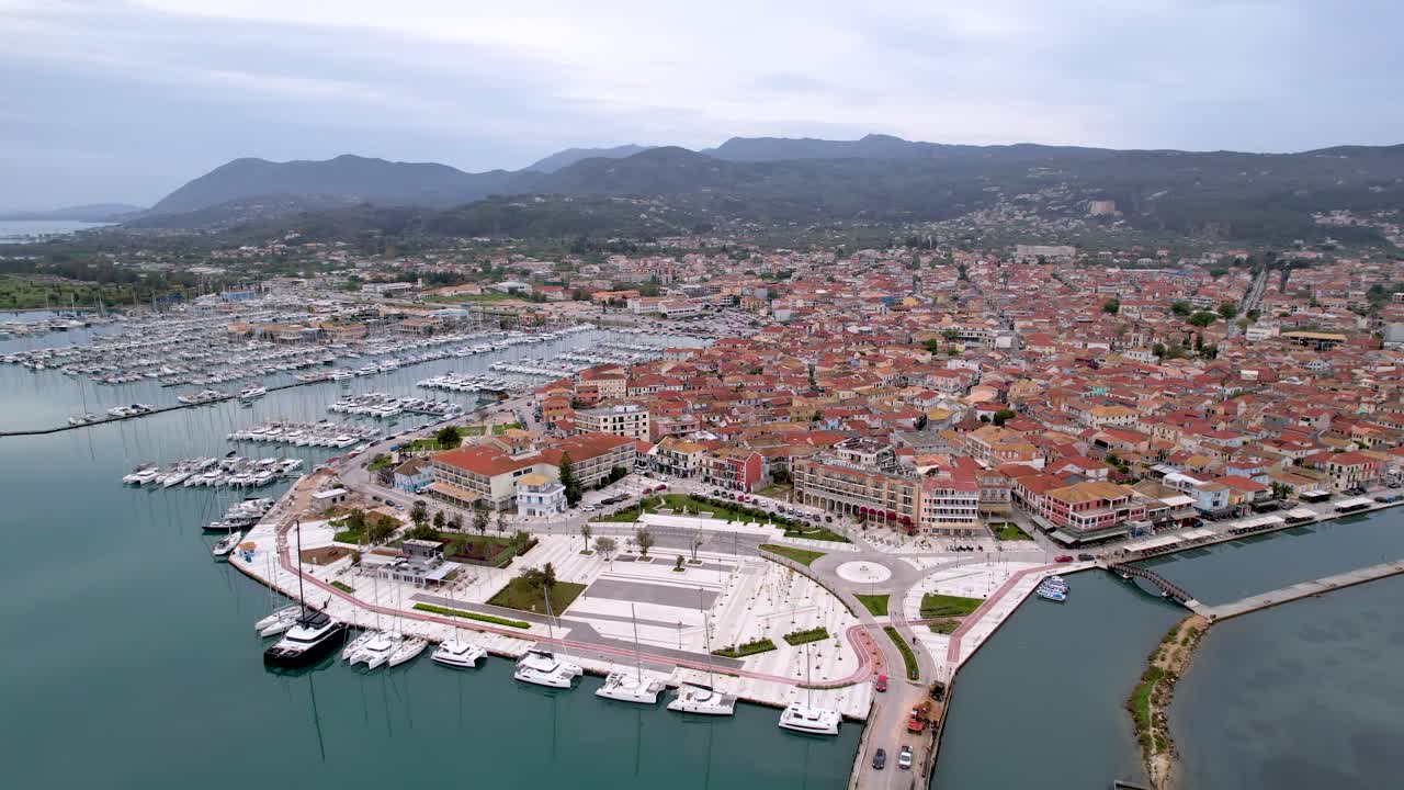 Isola di Lefkada, Grecia, vista aerea del centro città e del porto turistico con imbarcazioni e barche a vela. Paesaggio urbano ripreso da drone.