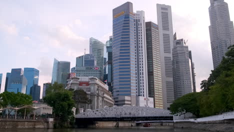 el horizonte de la ciudad de singapur y la vista de la orilla del río