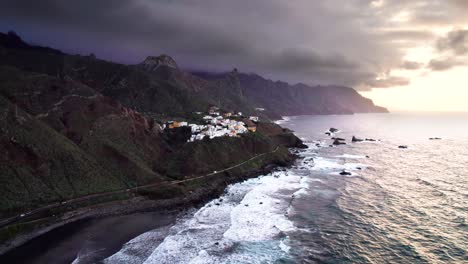 Luftaufnahme-Der-Autofahrt-In-Der-Nähe-Des-Dorfes-An-Der-Vulkanischen-Grünen-Küste-Bei-Sonnenuntergang,-Teneriffa