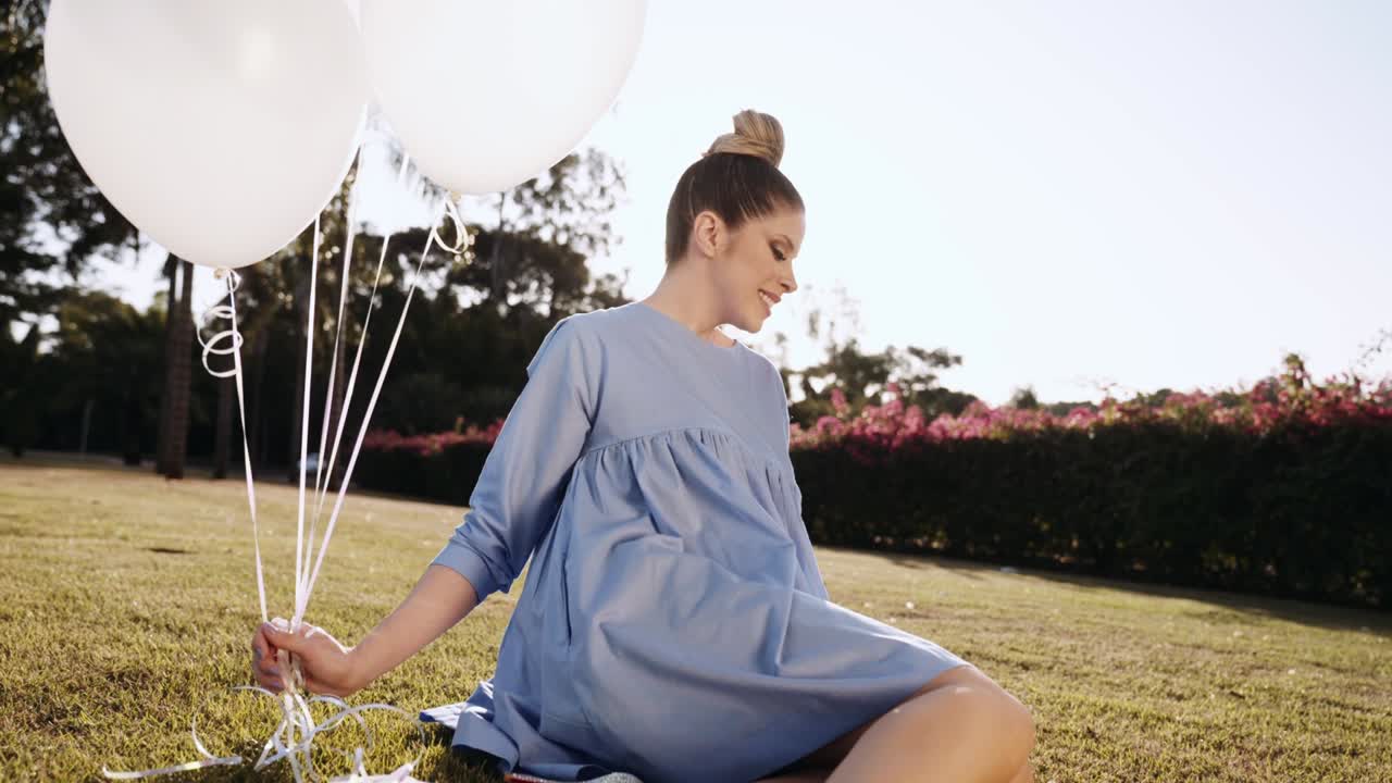 공원에서 행복한 아름다운 라틴 여성. 젊은 금발 소녀는 느린 동작으로 하루를 즐긴다. 풍선과 함께 공원에서 기념일.