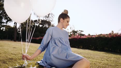 feliz hermosa mujer latina en el parque. joven chica rubia disfruta del día en cámara lenta. aniversario en el parque con globos. 4k. cinematográfico premium