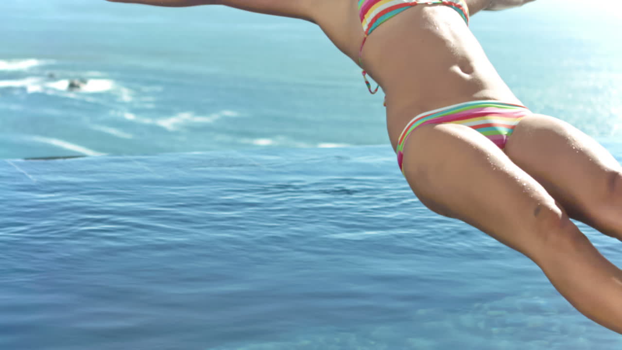 joven en cámara lenta cayendo en el agua