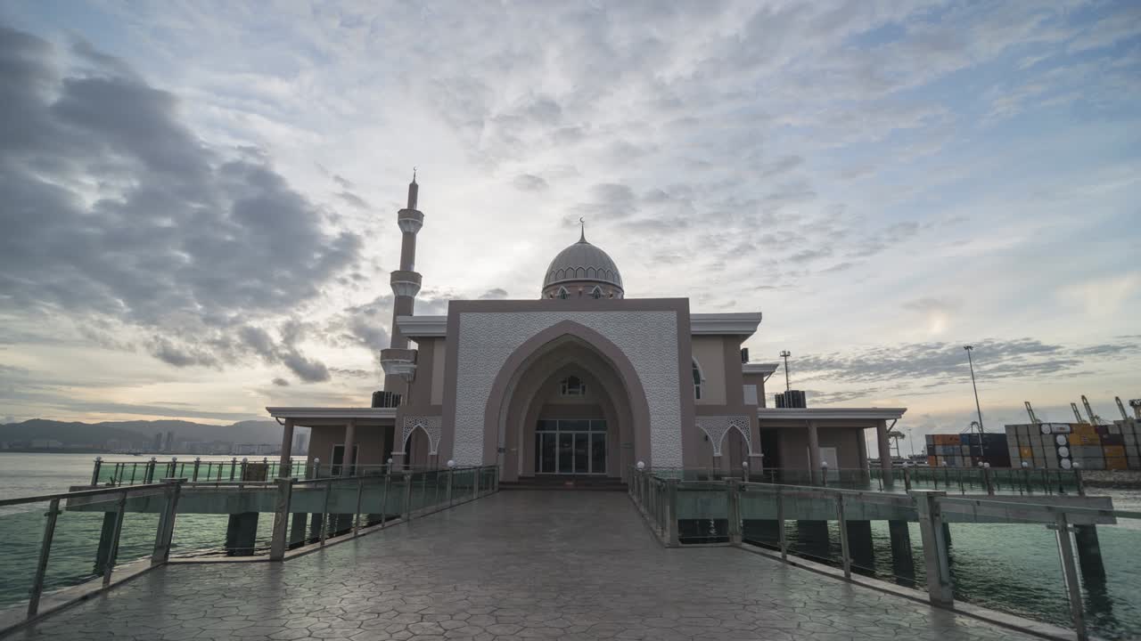 timelapse puesta de sol mezquita flotante en el mar en bagan luar