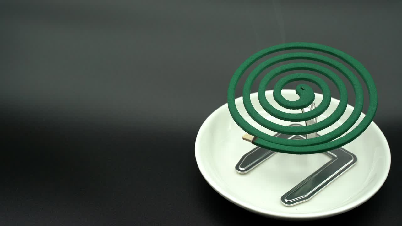 incienso de bobina de mosquito tomado sobre un fondo negro