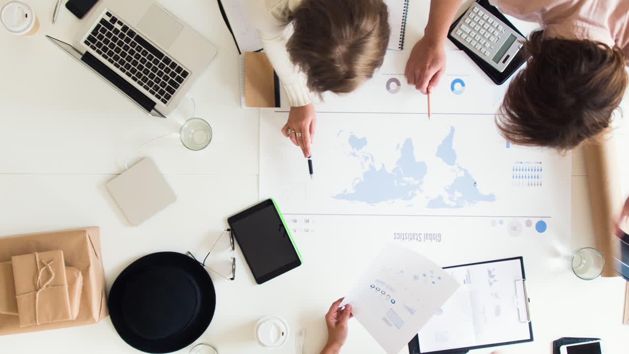 grupo de raza mixta de personas vista aérea timelapse panel solar concepto de energía sostenible reunión de pequeñas empresas de puesta en marcha