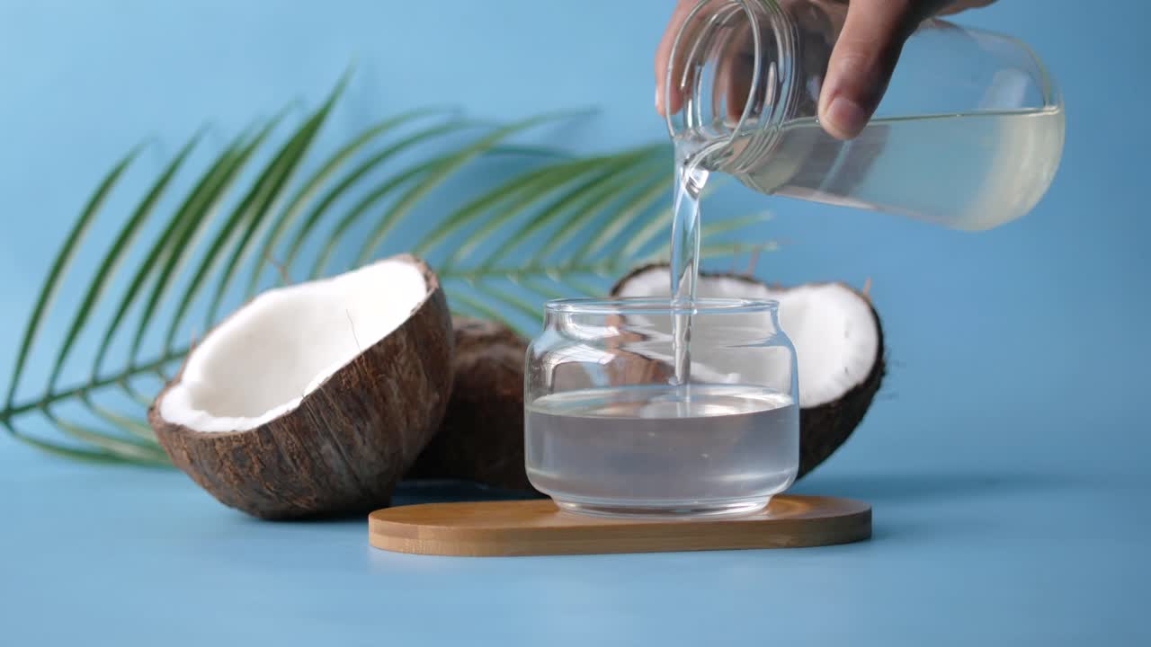derramando aceite de coco