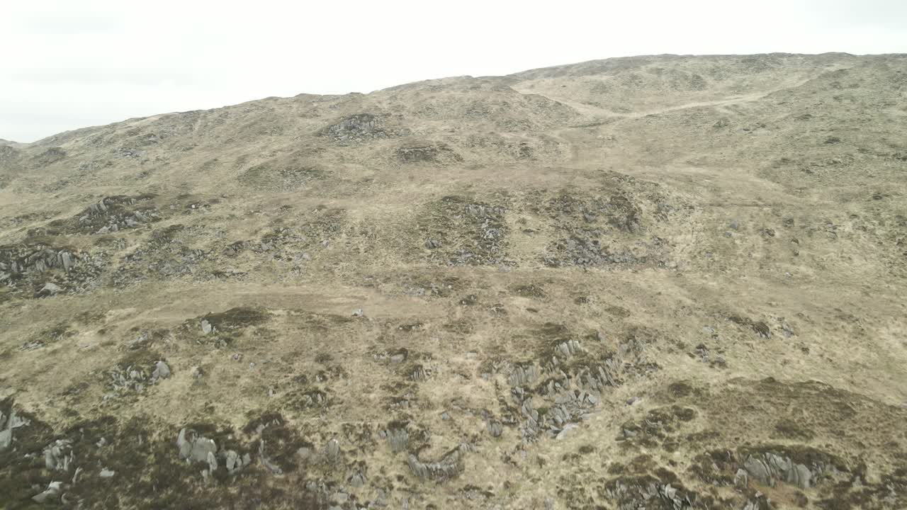 летать над склонистыми горами в округе керри, ирландия