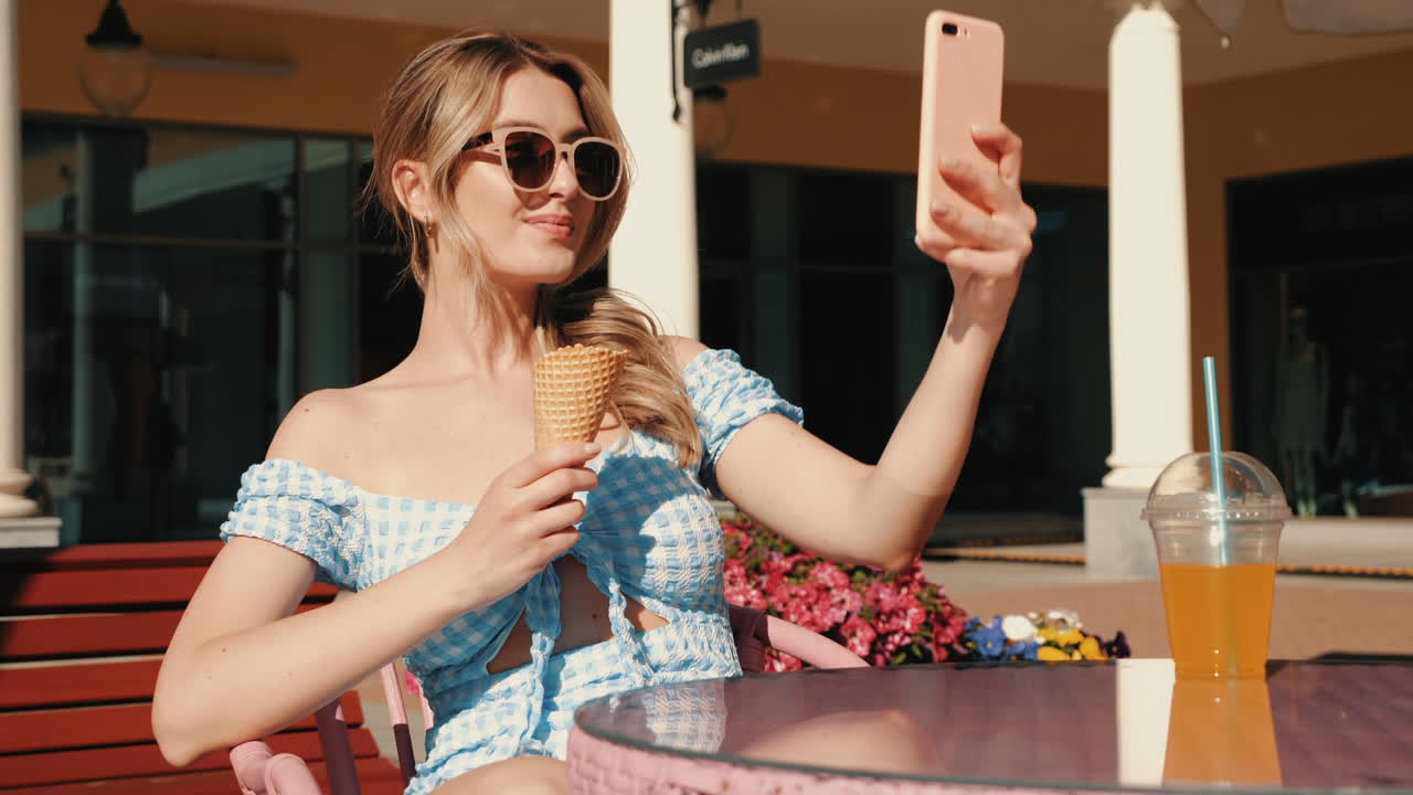 mujer feliz disfrutando de helado y una selfie al aire libre
