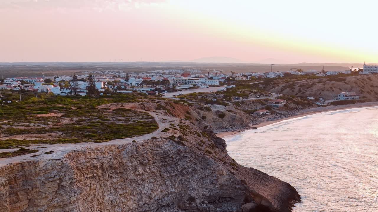 Panorami di una città costiera in Portogallo al tramonto vicino all'oceano
