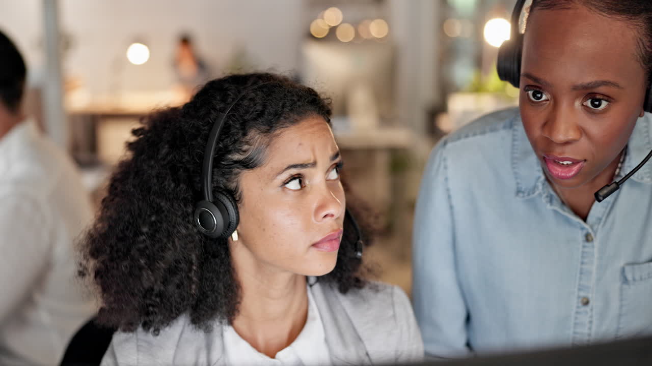 mujer, centro de llamadas y líder de equipo ayudando a un pasante