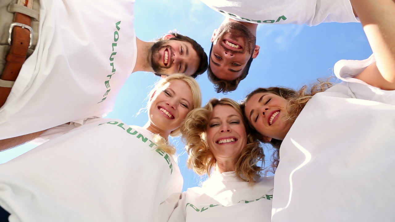 자원 봉사자 들 의 팀 이 함께 노력 하고 있다