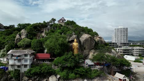 Goldener-Buddha,-Umgeben-Von-üppigen-Grünen-Bäumen-Und-Der-Felsigen-Landschaft-Des-Chopstick-Mountain