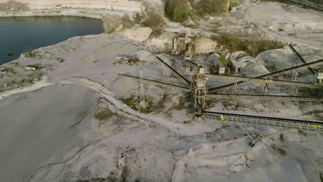 Riesige-Fördermaschinen-Auf-Dem-Steinbruchgelände-In-Der-Nähe-Von-Hickory-Creek-In-Arkansas,-USA