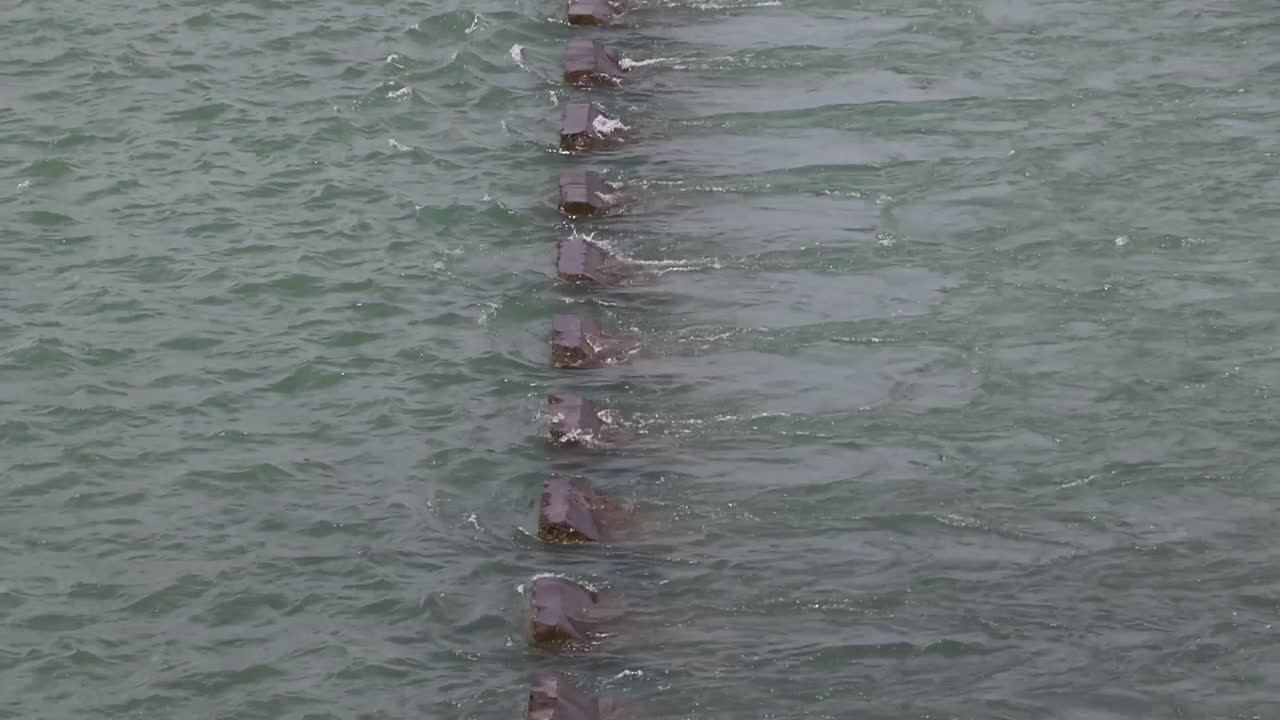 필리핀 팡가시난에 있는 산 로케 댐에서 수력 에너지를 생산하기 위해 건설된 국가 관개 당국의 댐 저수지 물 흐름 영상