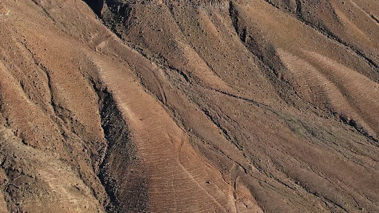 Vista a volo d'uccello del paesaggio a Fuerteventura, Spagna, con colline brune