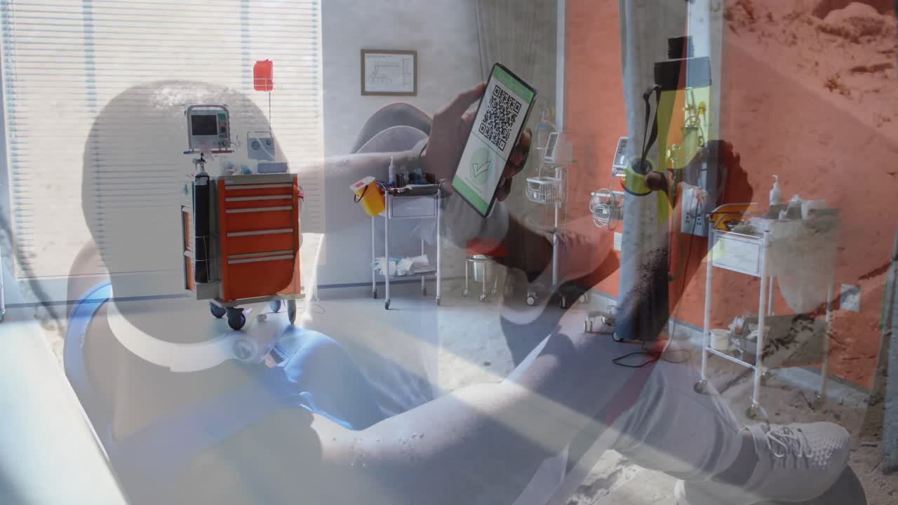 병원을 반대하는 화면에 qr 코드가 있는 스마트폰을 들고 있는 아프리카계 미국인 남자의 구성