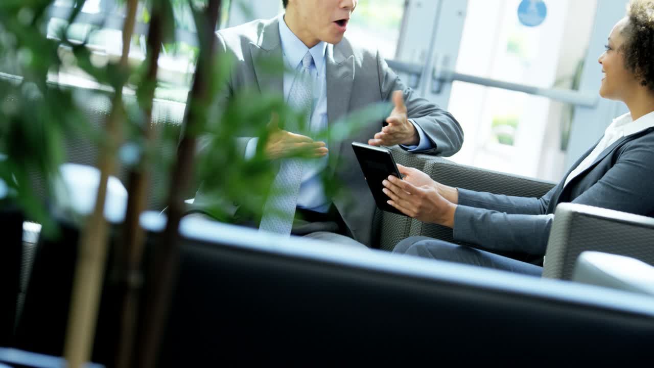 성공한 젊은 다민족 사업가와 사업가