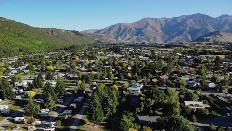 Hermosa-Zona-De-Viviendas-De-Pueblo-Pequeño,-Montaña-En-El-Fondo