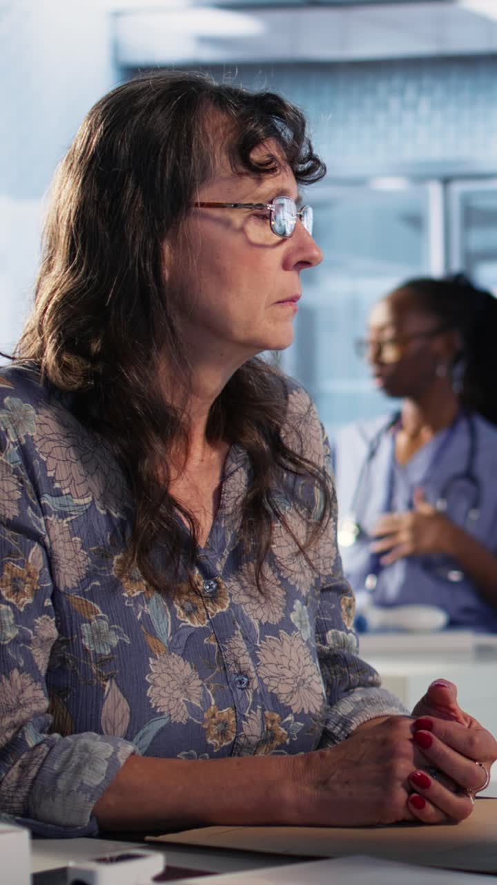 Donna in un consulto medico