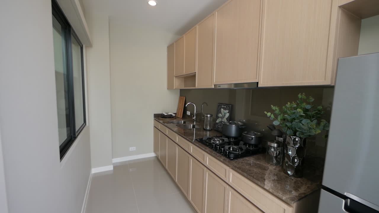 Arredamento moderno e contemporaneo per cucina di casa con mobili in legno