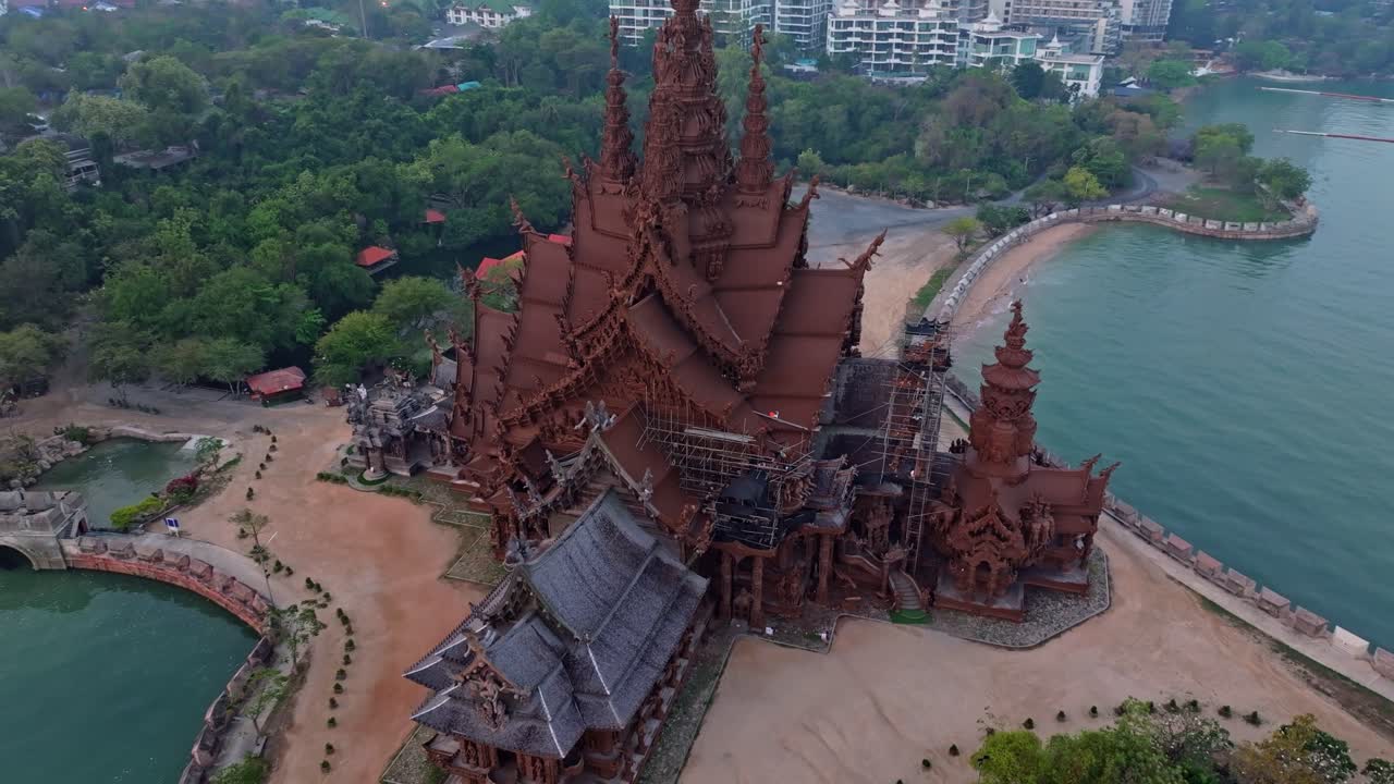 Chùa Phật giáo ven biển phản chiếu ánh sáng đại dương lúc hoàng hôn, Thái Lan