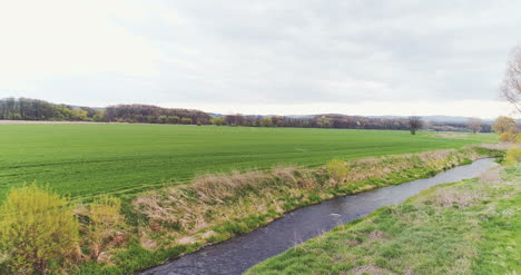 Bergfluss-Im-Grünen-Wald-Luftaufnahmen-3