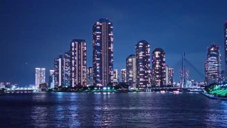 Nachtlicht-Tokio,-Tsukuda,-Toyosu-Wolkenkratzer-Und-Brücke-über-Den-Sumida-Fluss-Yakatabune,-Vergnügungsboot