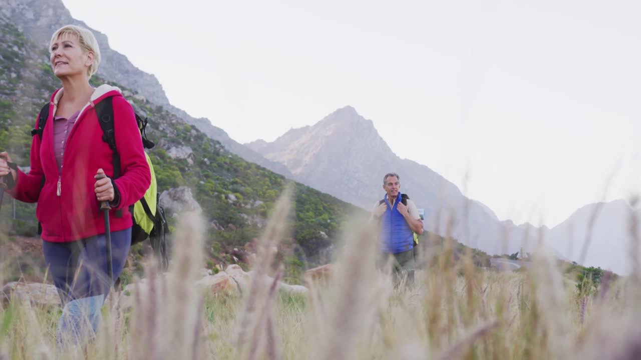 고령 부부 가 자연 에서 함께 산책 하고 있다