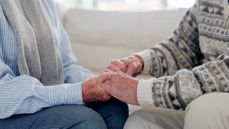anciano, pareja y tomándose de la mano para la empatía