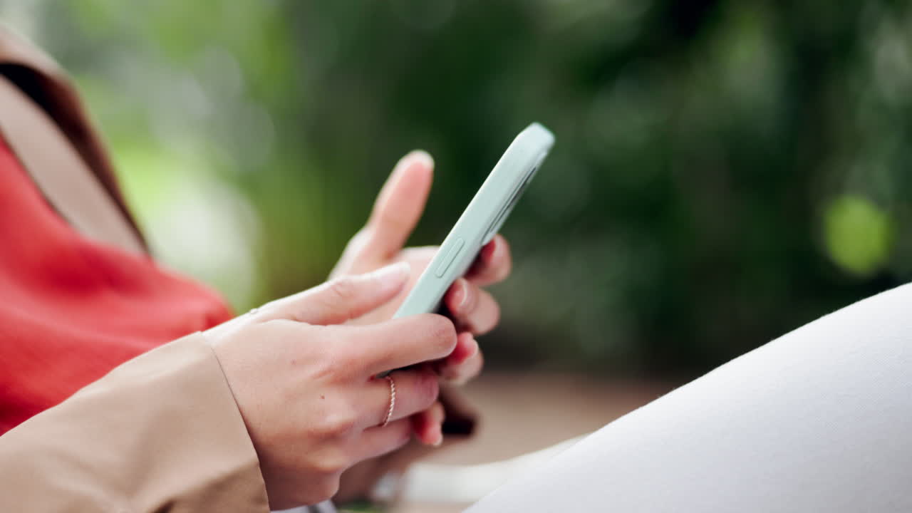 손, 모바일 앱 또는 소셜에서 주차하는 사람