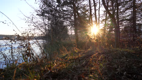 Toma-Panorámica-De-Un-Lago-Congelado-En-Invierno-Al-Atardecer