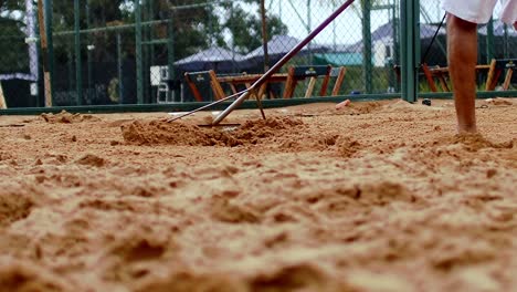 Cancha-De-Tenis-De-Playa-Siendo-Rastrillada-En-Cámara-Lenta