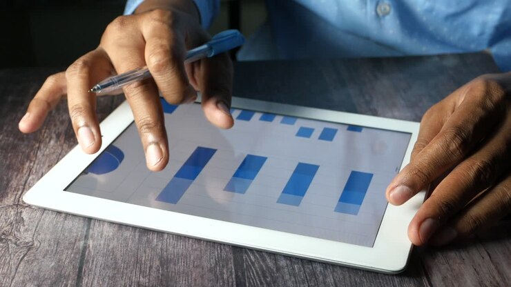 Person, der analyserer data på tablet