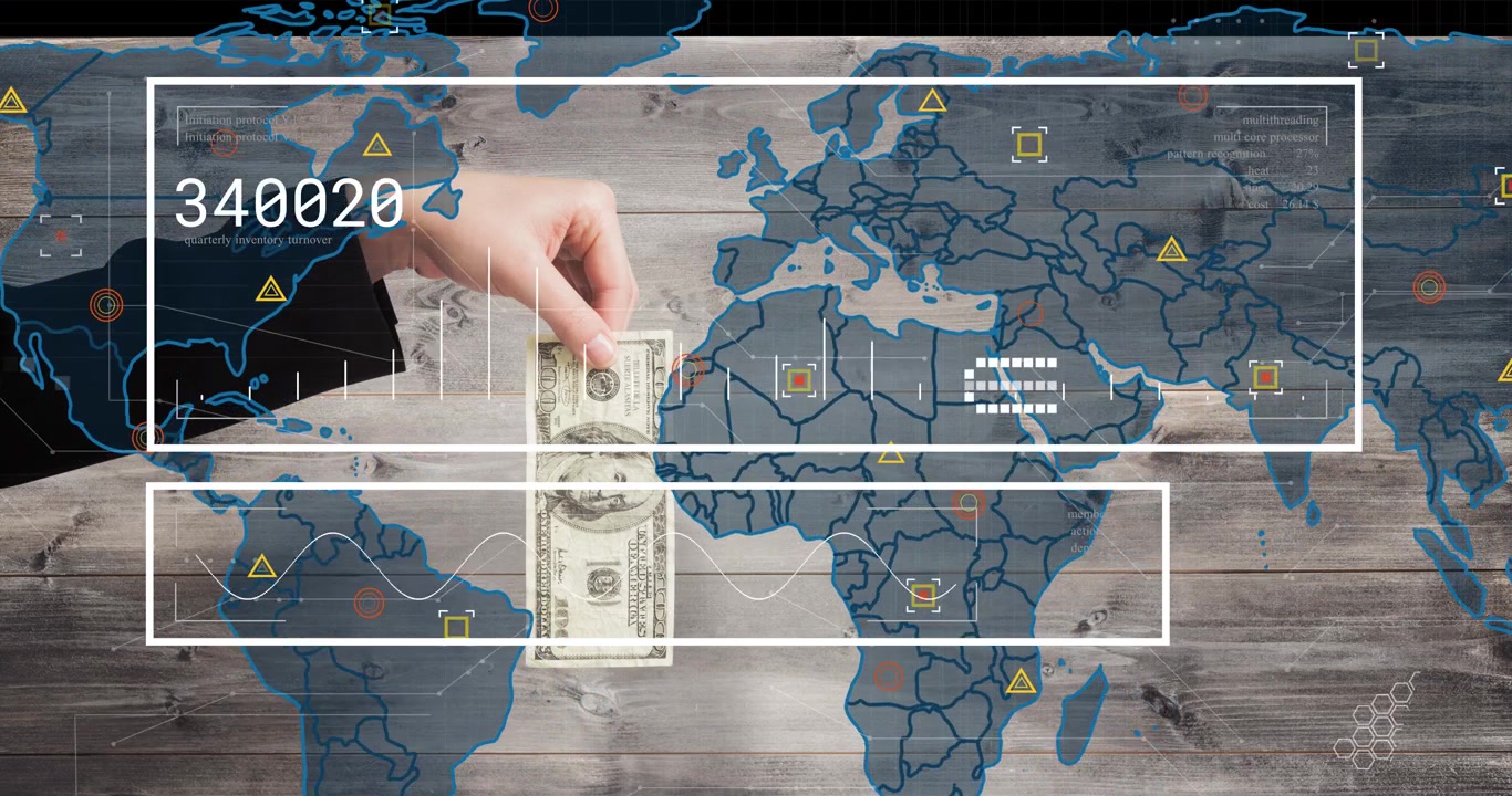 Mão entrando pela esquerda segurando uma nota de dólar americano, mapa HUD e contadores atualizando, mostrando dados globais