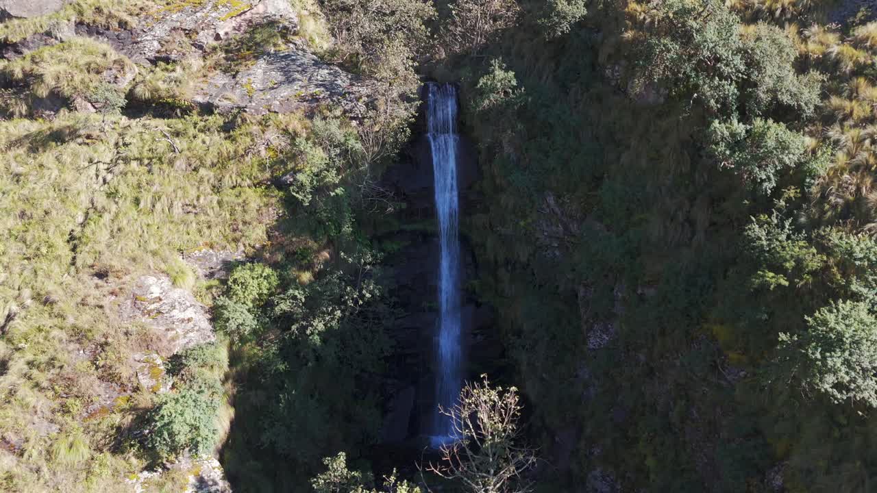 위 에서 아래 로 흐르는 "로스 알리소스" 폭포 의 모습