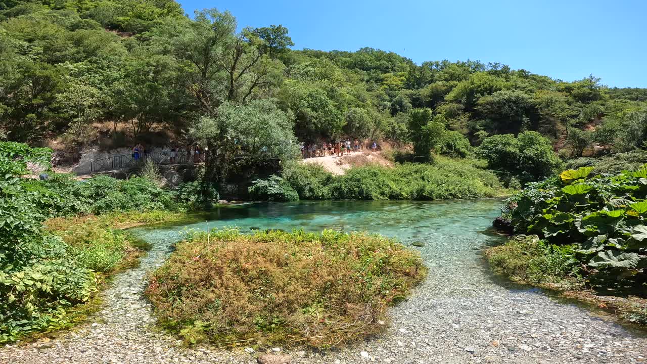 Paesaggio fluviale suggestivo con acqua limpida e vegetazione lussureggiante