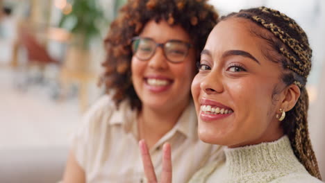 Mujer,-Amigos-Y-Signo-De-La-Paz-Para-Selfie