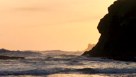 High-tide-coming-in-Pacific-ocean-at-the-wild-Oregon-coast