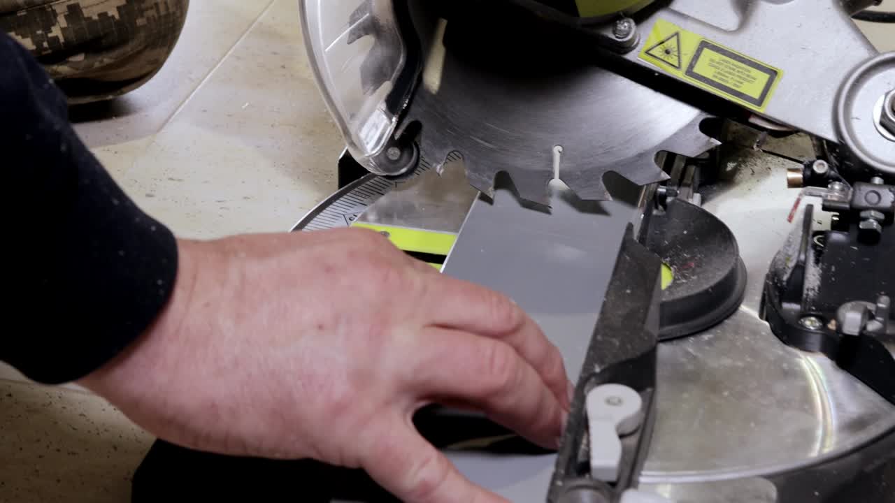 설치하기 전에 원형 도자기에 베이스 보드를 절단하는 작업자.