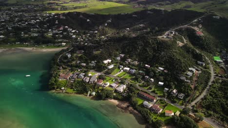 Cabezas-De-Mangawhai-Y-Vista-Panorámica-Aérea-De-La-Ciudad-De-Mangawhai