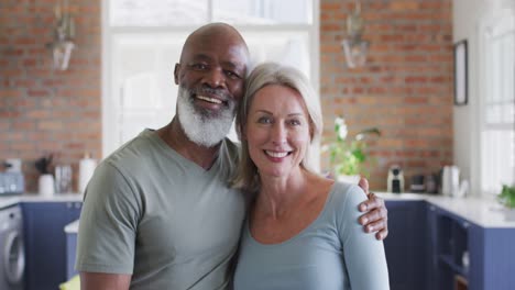 Retrato-De-Una-Pareja-De-Ancianos-De-Raza-Mixta-Sonriendo-En-Casa