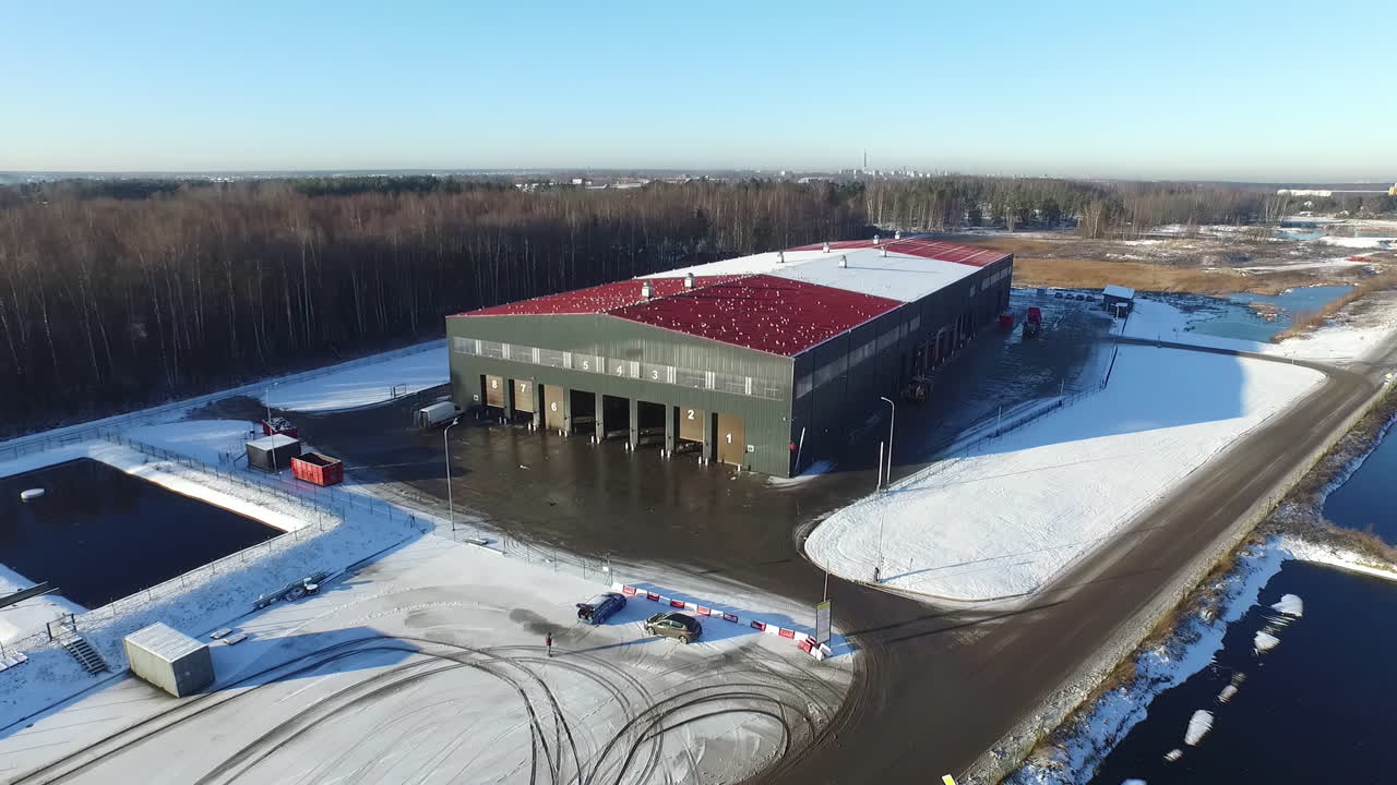 вид с воздуха на большое здание мусорокамеры, снаружи покрытое легким снегом